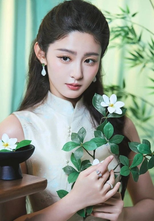 赵晴这个妆造好正午味什么是正午独有的妆造审美，在赵晴这套造型上直观体现。不追求夸
