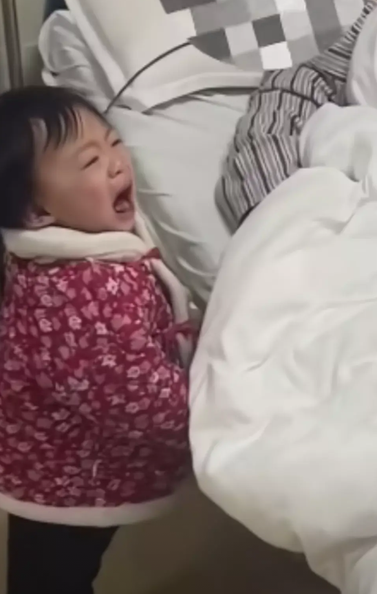 泪涌，妈妈病危，随时就失去生命，爸爸决定带着年幼的孩子在见妈妈最后一面，到了医院