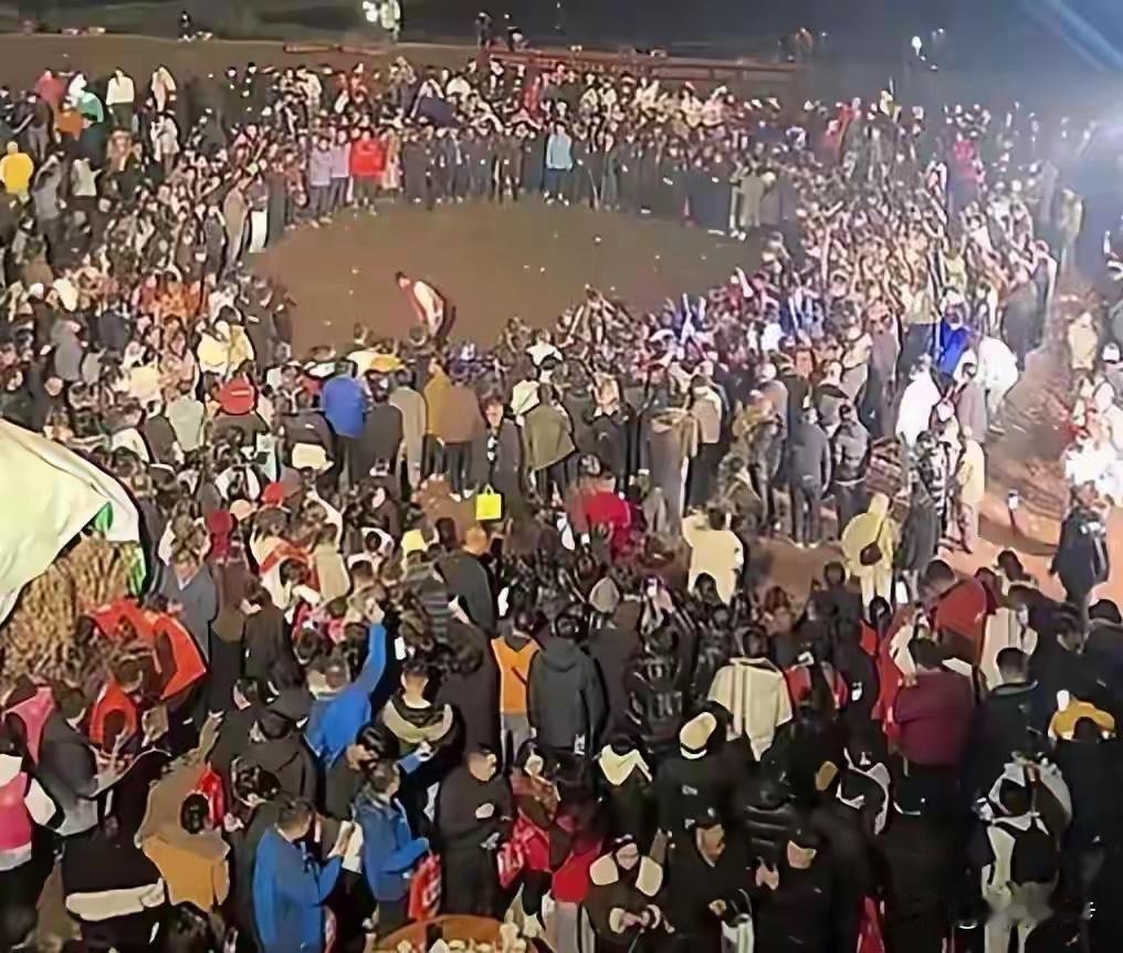 合川“按猪宴”火到出圈：300桌流水席里，藏着千万人放不下的数字乡愁当重庆合