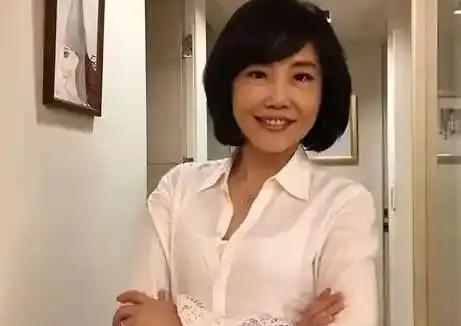 尹乃菁辞职后，首次正面回应，矛头直指郑丽文，不简单。 可谁都没料到，离职休整
