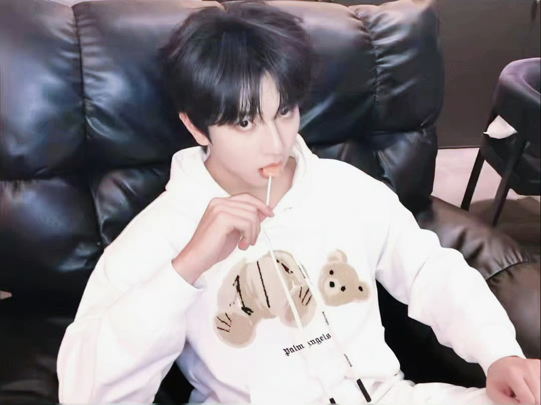 这个live图特别涩的就是闪光灯闪的时候，你知道他是面对着镜头的，他在面对拍摄以