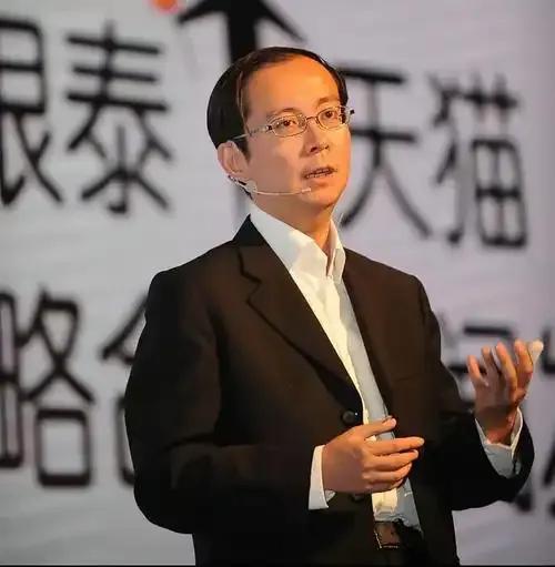 逆风砸钱救西贝，原来他才是贾国龙的真兄弟！ 当西贝被全网骂“又贵又难吃”，一