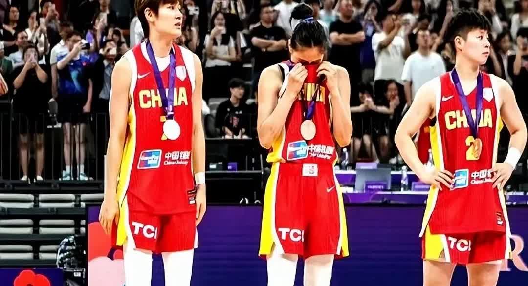 不要再喷李缘了，他在四川队打的可好了。今晚的全运会女篮资格赛，四川队遭遇强敌江苏