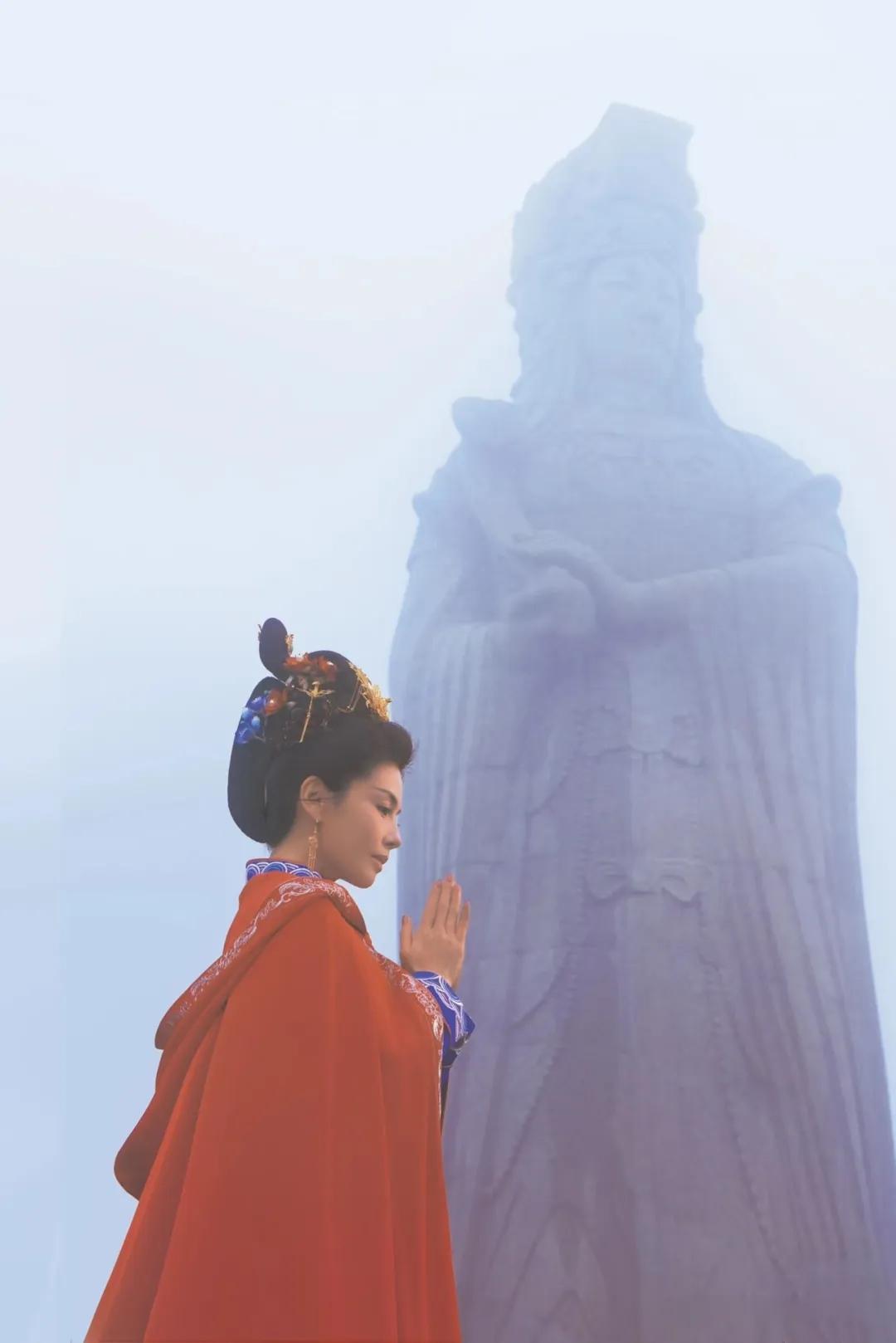 青山缭绕疑无路，经历了风风雨雨，方显出刘涛的风采如雾里看花，宛若仙境。