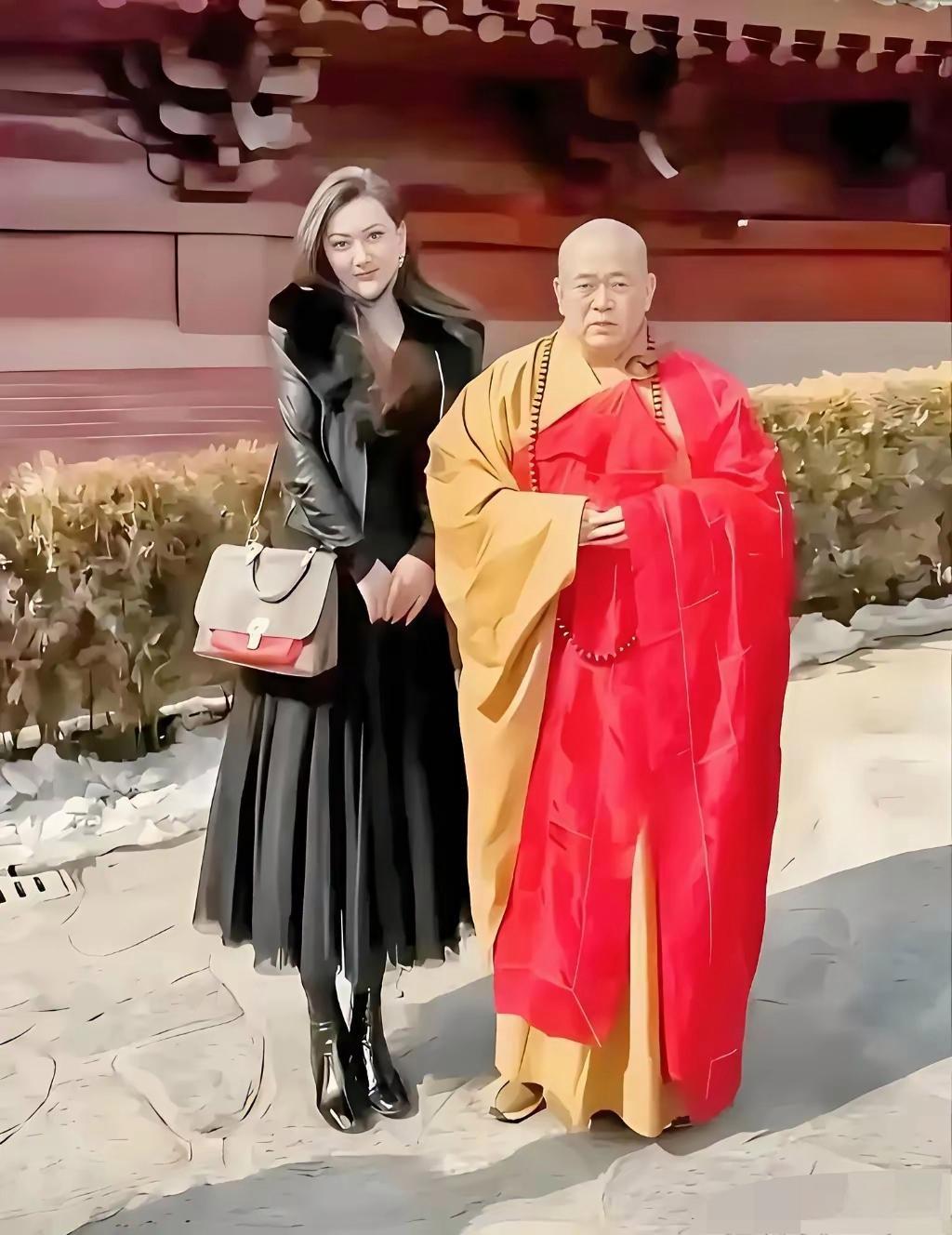 当年女游客专程来到少林寺和释永信合影！女子满脸笑意，对方神色严肃，看着十分端正
