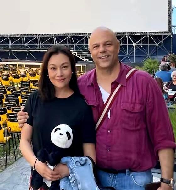 最好的现任，不仅要接纳你的过去，更要能坦然地握住你前任的手。2000年，史