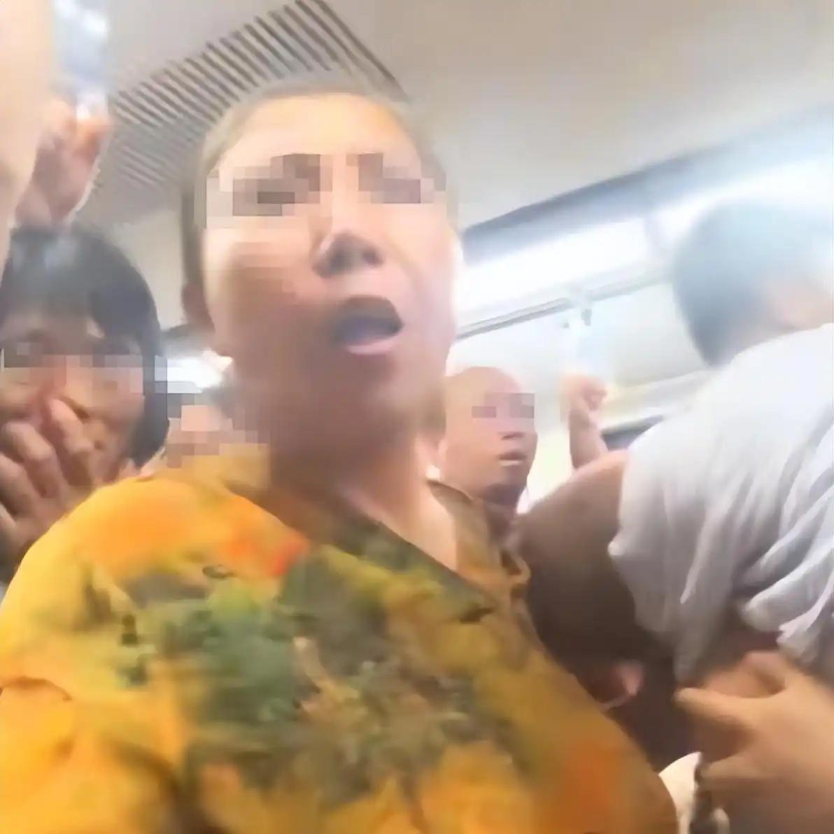 “没有天理了！”2025年9月，北京一女子乘坐地铁时，被大妈要求给抱有孩子的人让