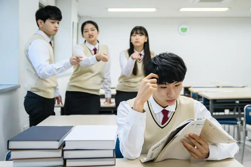 老师越来越难当不是因为工资低也不是因为工作太累更不是因为学校管的严而是因