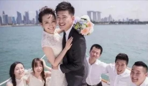 2013年，王鸥和演员张戈准备结婚，两人贴面热吻，把婚纱照也拍好了，请帖也发给了