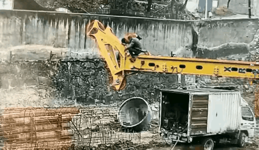 这两天总是看到这个画面，反复看了无数遍，也没有看清楚这个人是怎么掉下去的，是自己