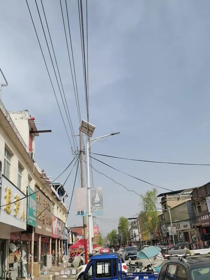 天空纯净得比纯净水还纯，像婴儿的心，无一丝杂念。