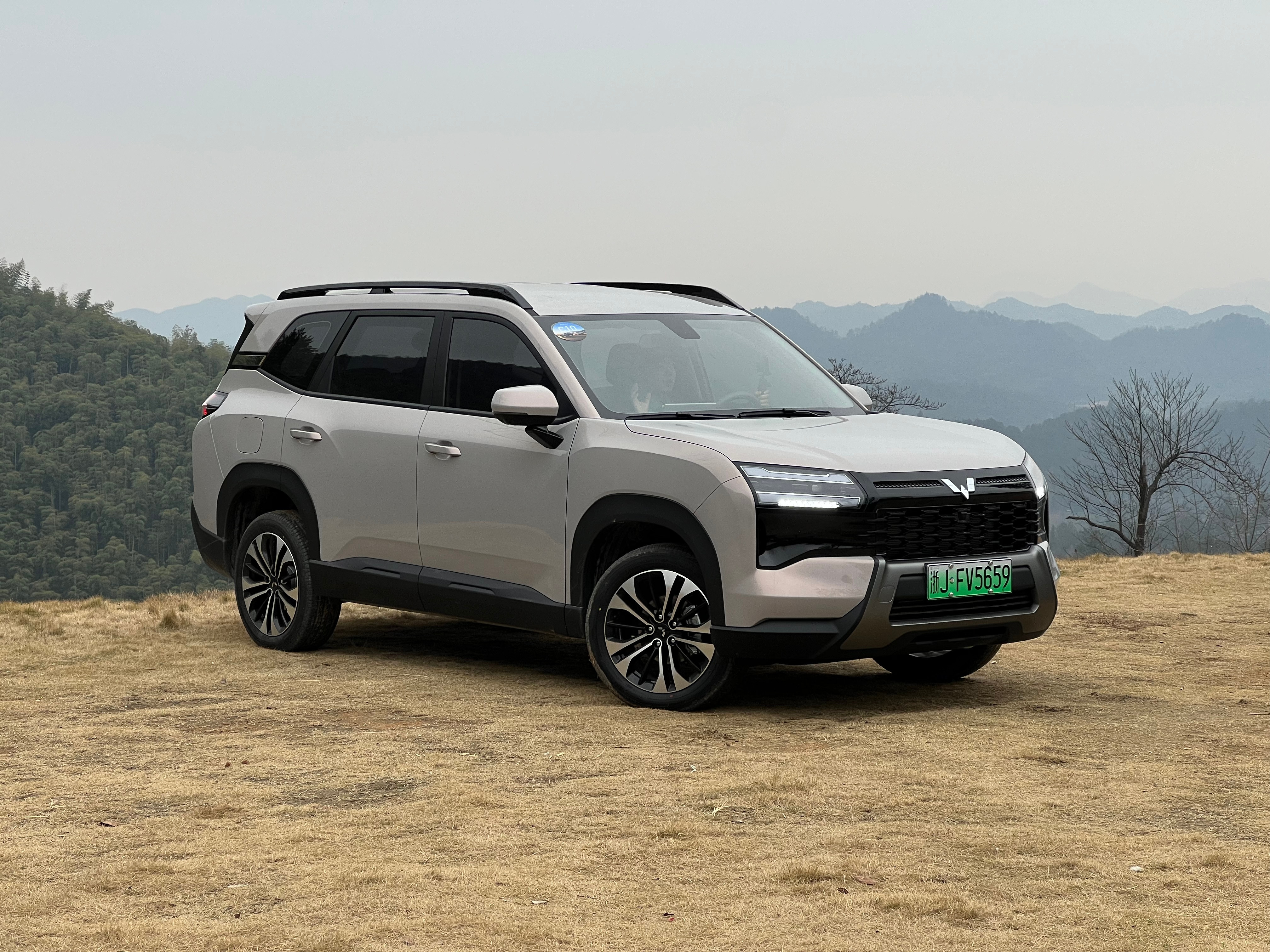 五菱星光560试驾感受：1.外观设计好评：SUV就该方方正正虎头虎脑的；2.