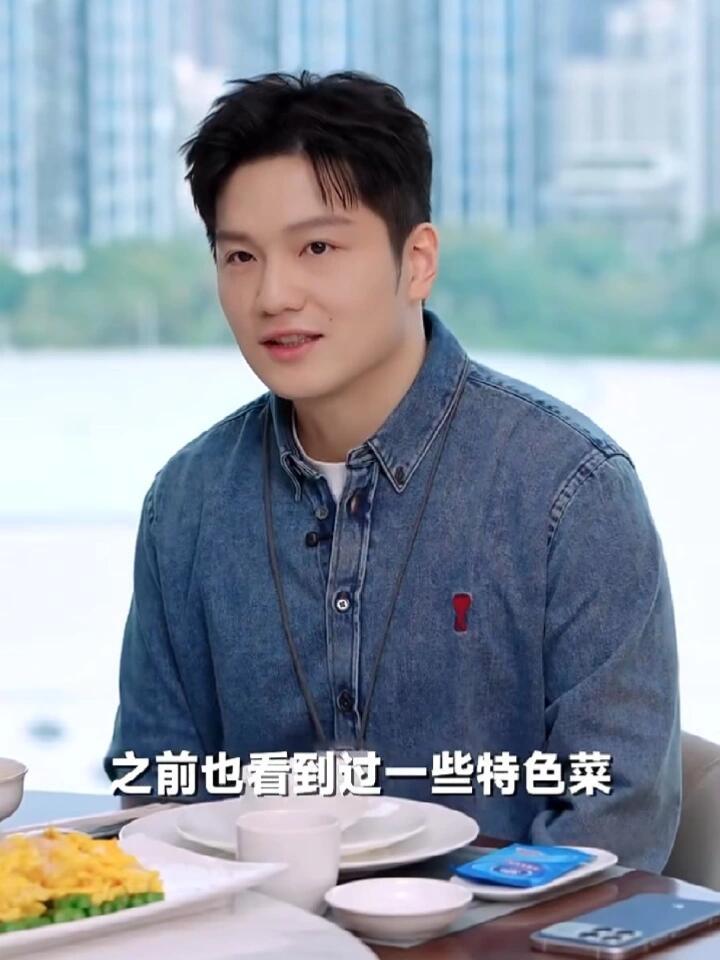 东西都在前面了，好吃的摆着，振东你倒是吃啊，一桌子小米食堂特色菜，眼巴巴的看着！