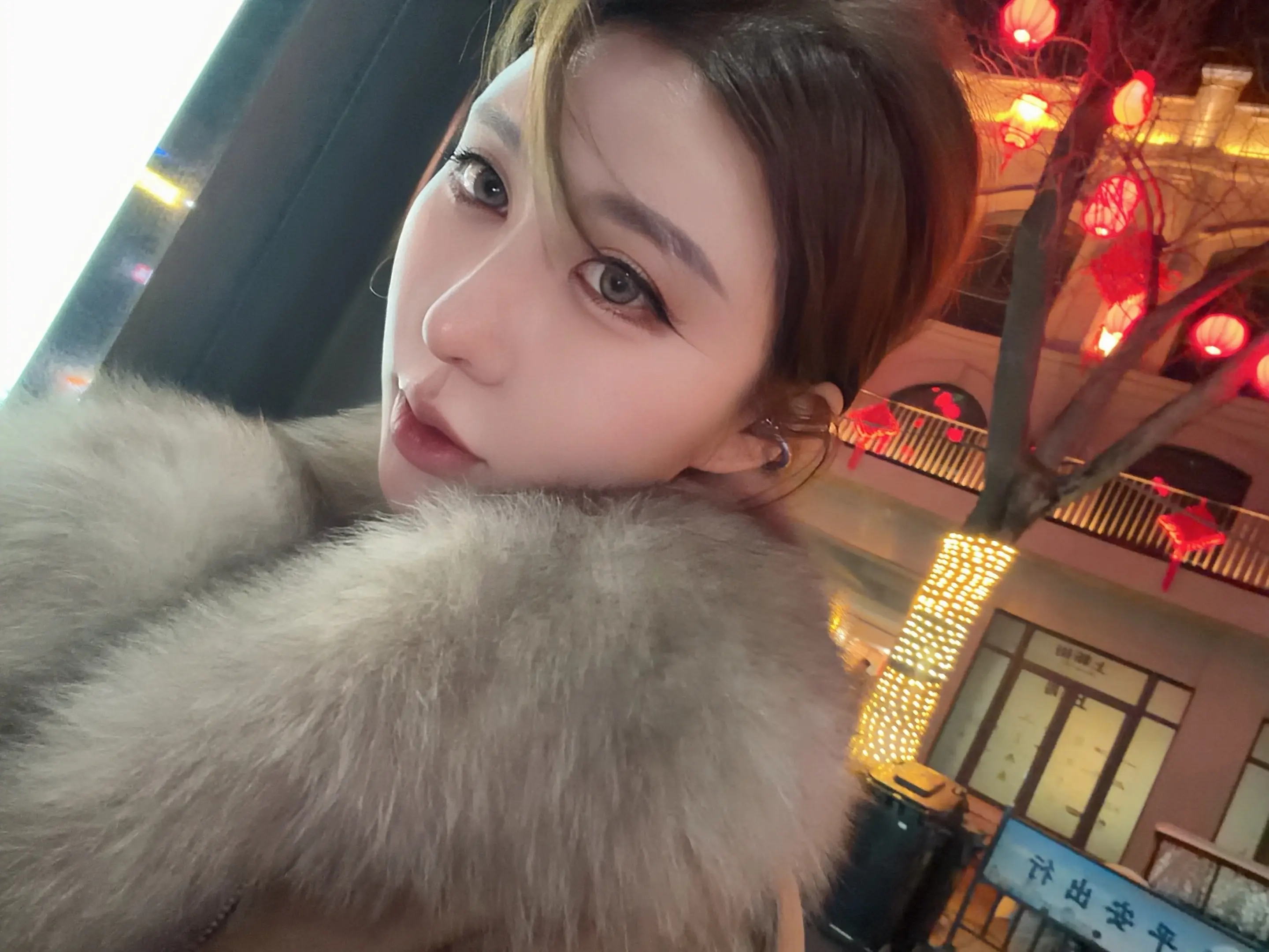 难过的时候一想到泪水会从我高耸的鼻梁上滑过 瞬间感到没那么难受了