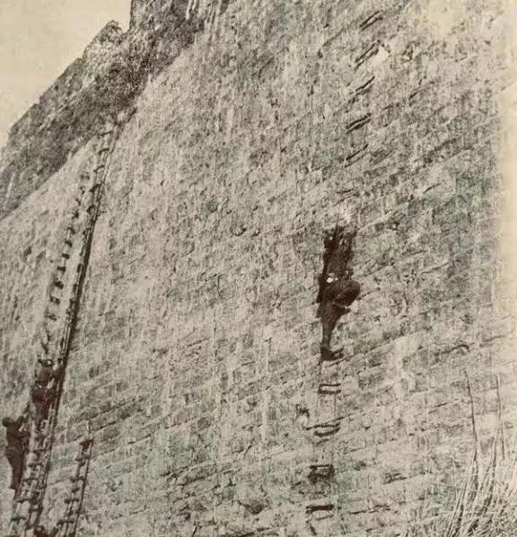 南京保卫战中，这是日本鬼子攀爬城墙的场景。守军奋勇杀敌，宛如一部争夺与反争夺的悲