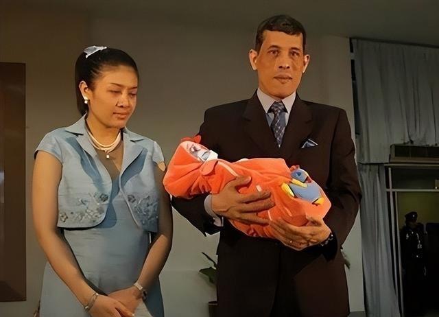 老国王普密蓬取名，出生证明被珍藏，提帮功拥有最纯正的王室血统说起泰国王室，总让