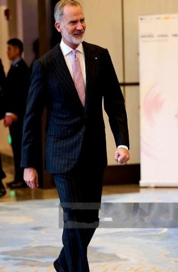 真不是我眼尖，是这事儿太反常了。西班牙国王，从上飞机到落地成都，再到出席正经的