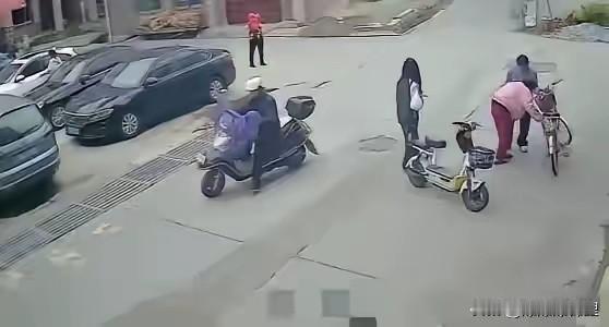 那个莆田摔倒老人的视频，我盯着看了不下十遍，越看越觉得离谱。明明是前面那辆白