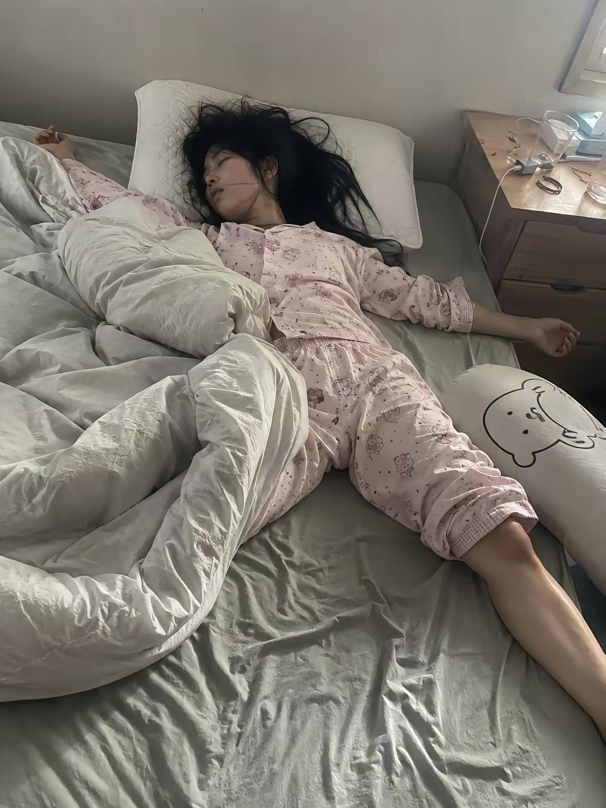 我就这么一个宝贝闺女，愁得我天天抹眼泪。​​三十三了，不嫁人，吃饱了就躺，一动