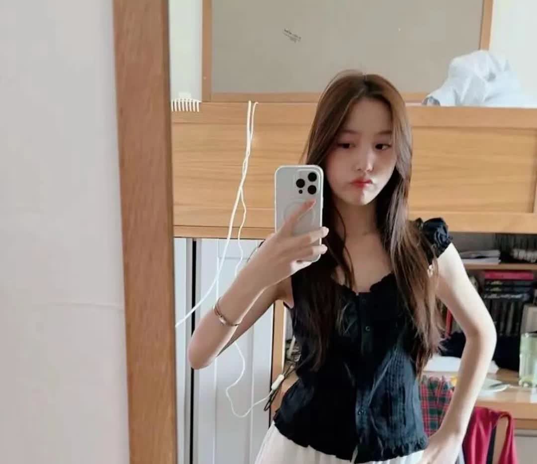 赵薇的女儿小四月，网上夸多漂亮多漂亮，说实话还没有她妈妈赵薇漂亮，15岁很成熟的