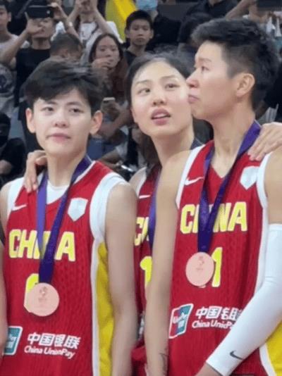 下一届可能打不了的都哭了。黄思静：29岁，但她代表国家队打比赛已经有10年之久