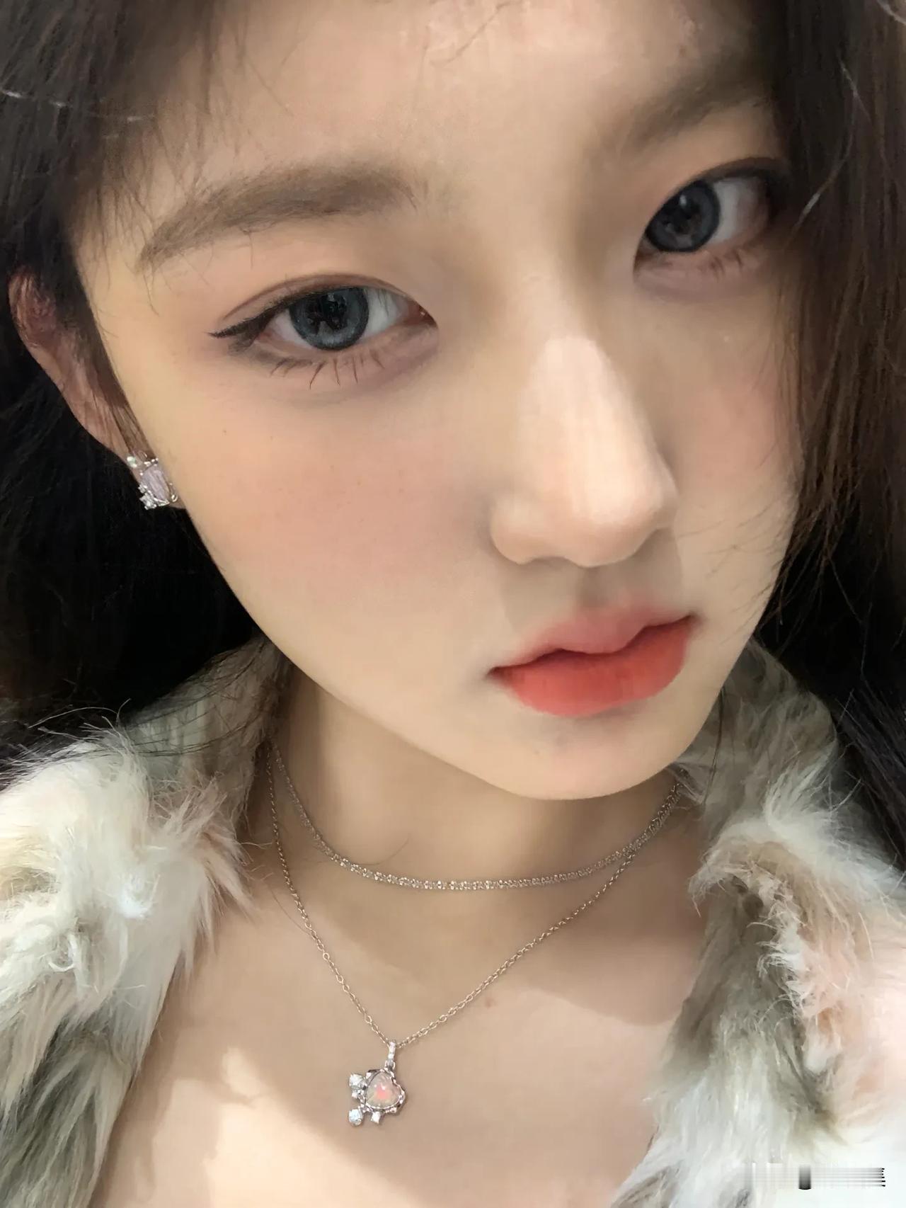 冬日暖阳下，甜美少女心