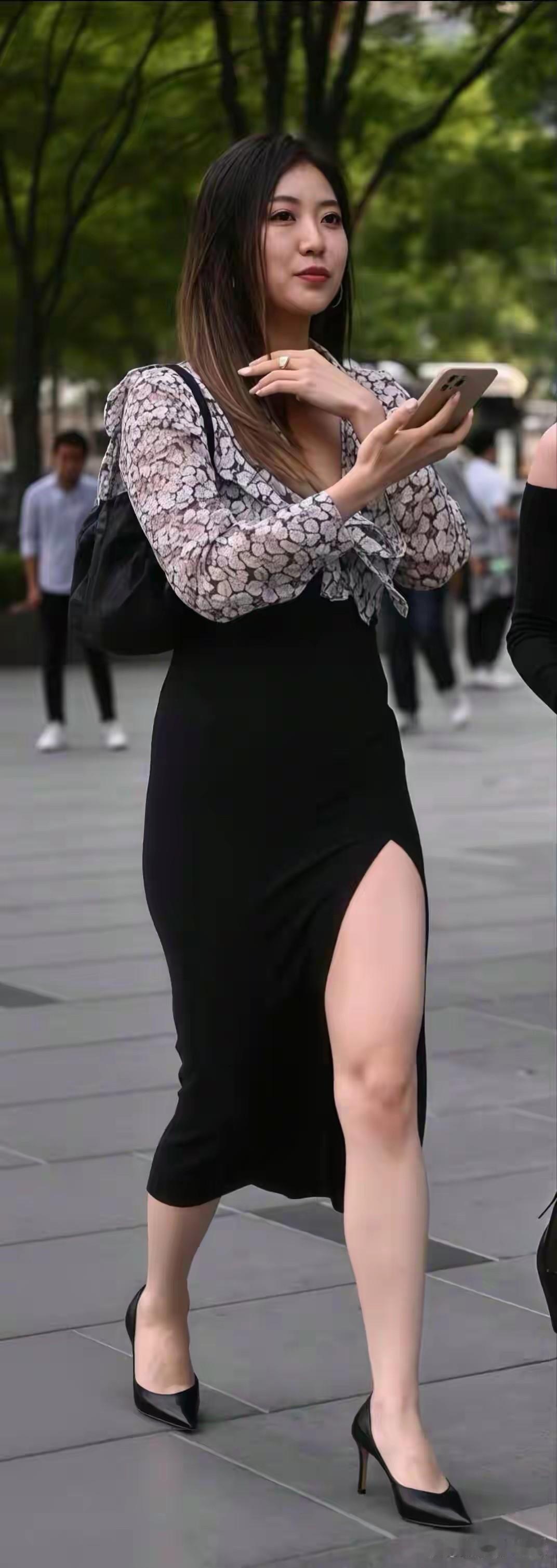 红袖添香夜，轻抚玉人妆。