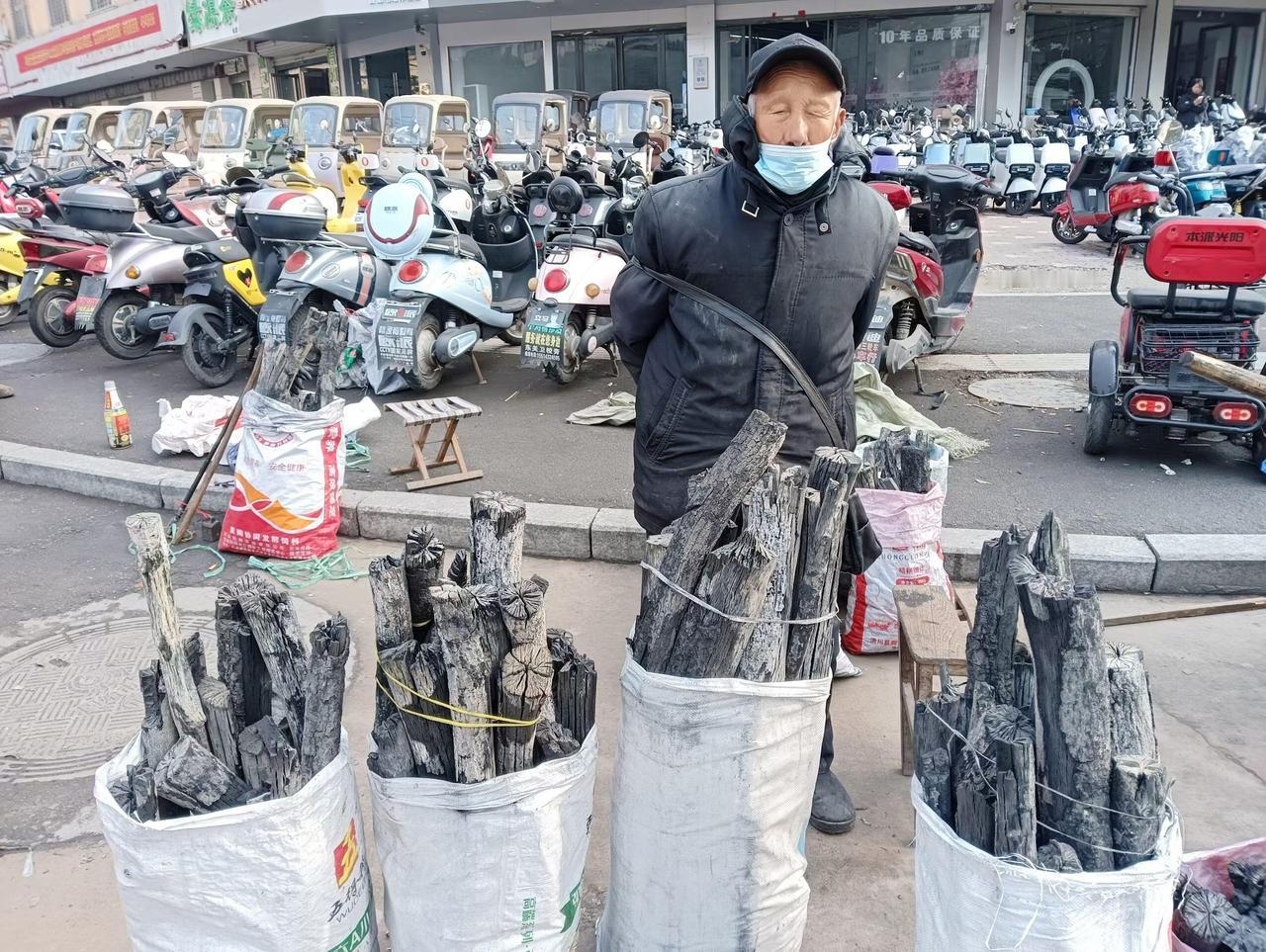 哎，今年这天儿真是冷得坐不住，但卖炭的更心凉。2月初，信阳这边县城十字路口，