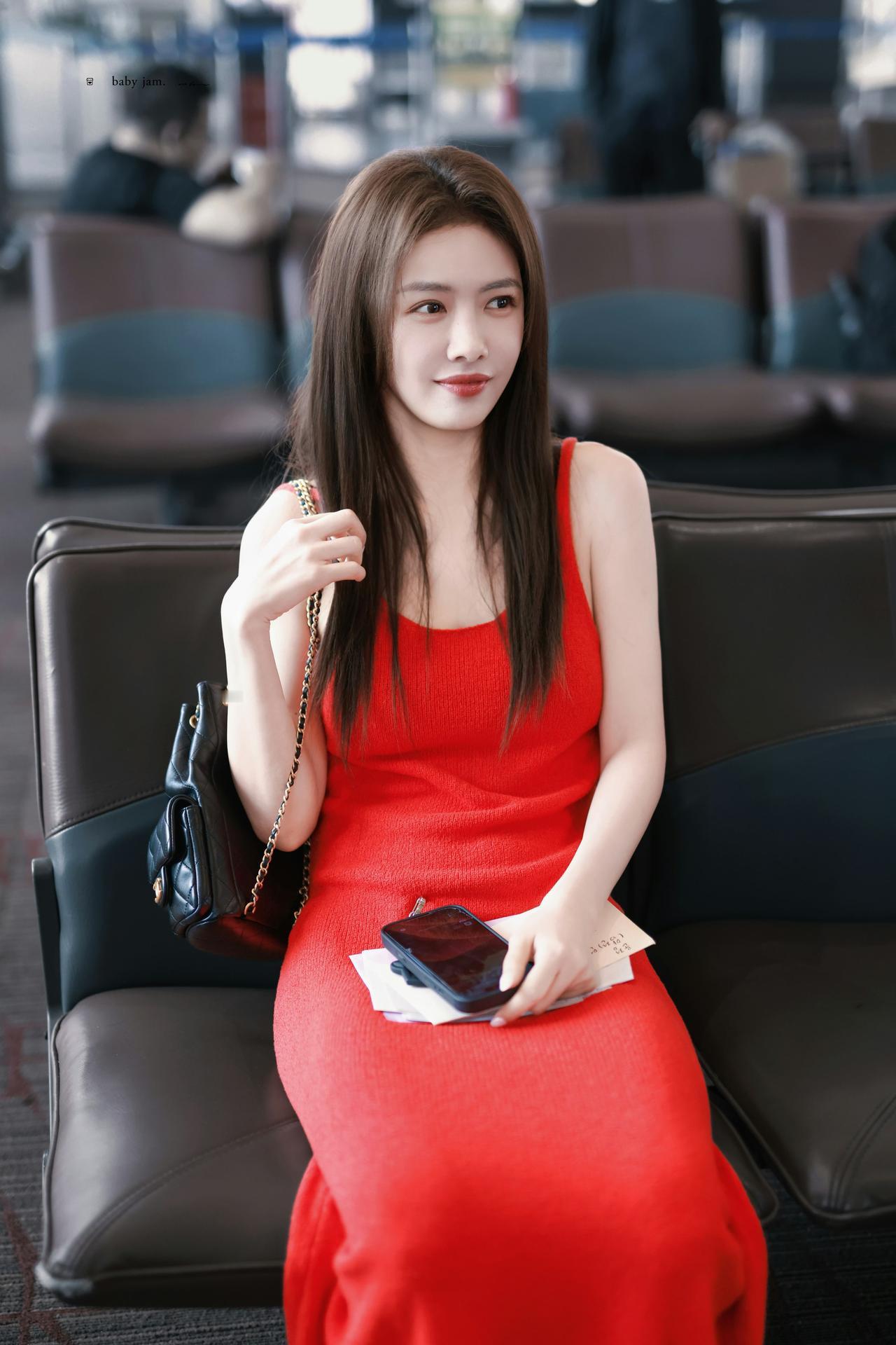 蔡文静红裙私服太吸睛！黑长直顺滑发丝，勾勒优越身材线条，又美又辣