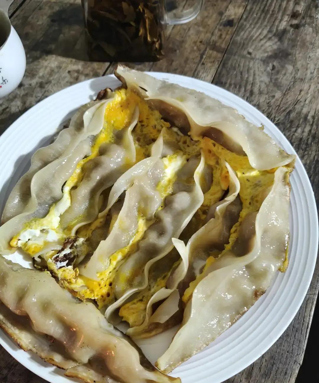 女儿每月给爸妈打一千到两千，说是养老钱，结果两位快八十的老人一年里把房子翻了三回