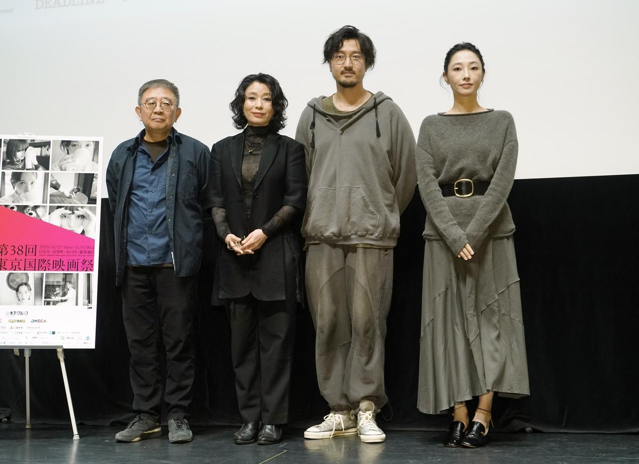 最近白百何在做宣传活动的时候穿了一身灰色的衣服，看起来年轻又有高级感。白百何