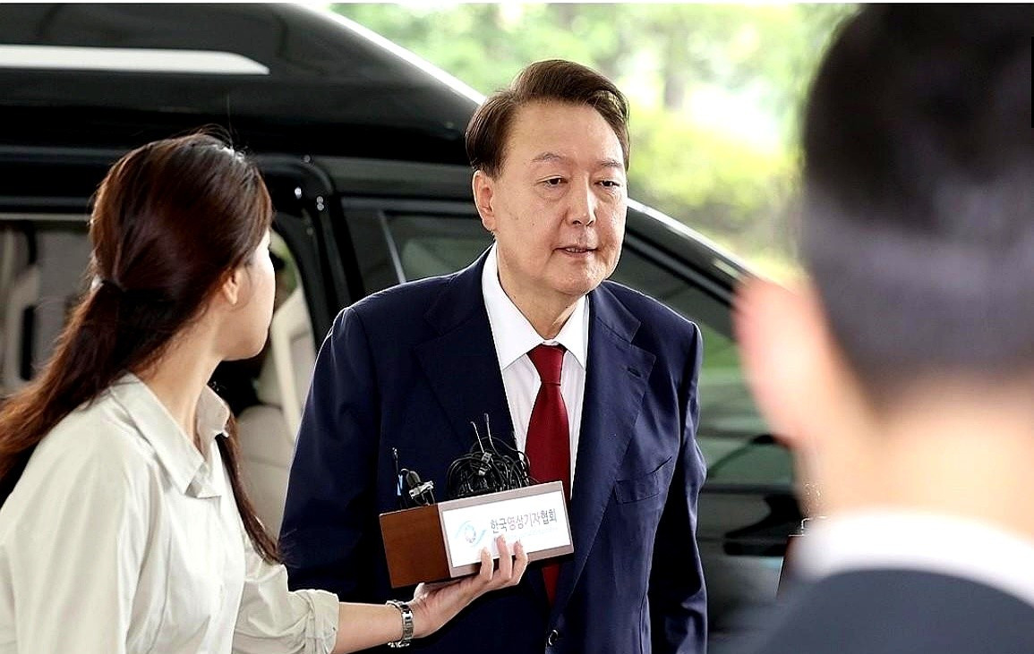 尹锡悦接受调查，必须走正门！韩国前总统尹锡悦出事啦！他现