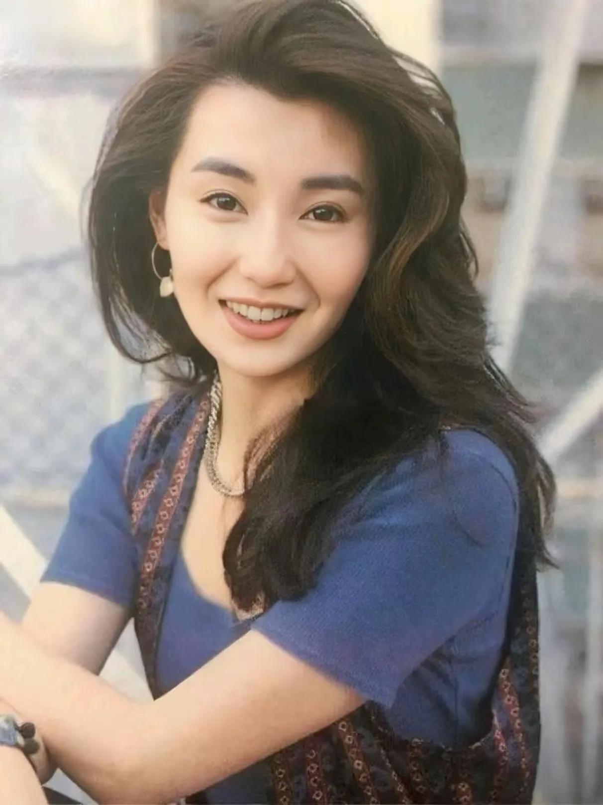 港风女神里，张曼玉的美最经得住时光磨。年轻时娇俏如糖，换上旗袍又媚得入骨，