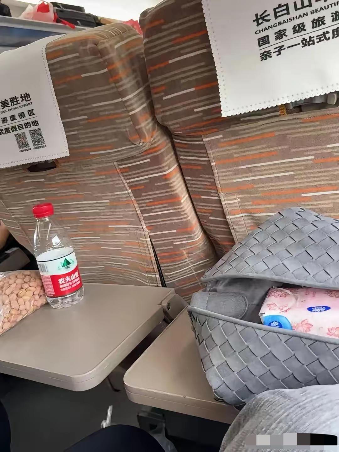 近日，一女子在乘坐高铁时，突然闻到一阵浓烈刺鼻的白酒味，她转头一看，发现是邻座的