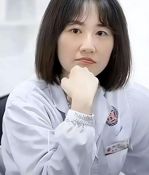 全网等着看笑话！曾医生父母6字致歉，全网沉默了！曾医生的父母站在镜头前