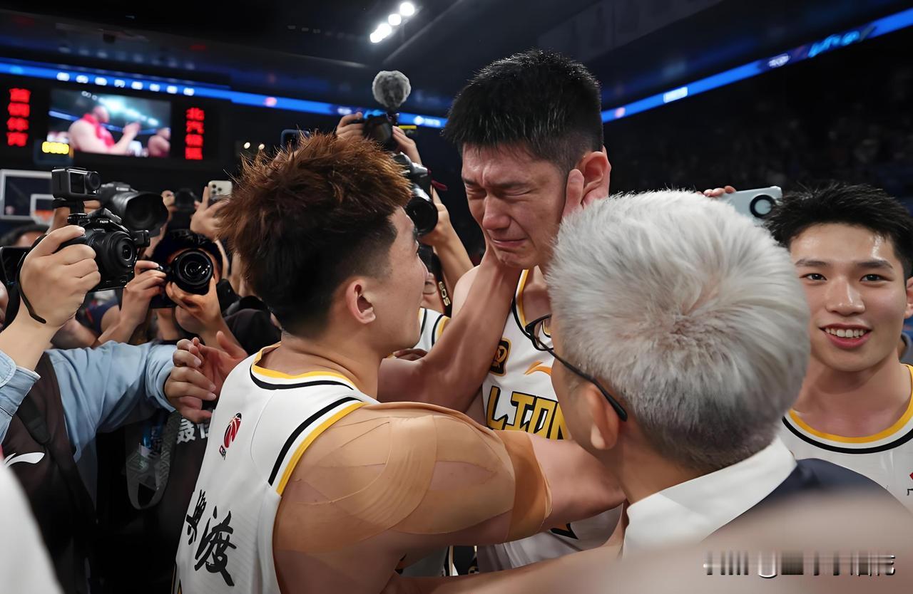 我至今还记得胡金秋接受采访时说的一句话——我如果不好好训练的话，我只能回家摘棉花