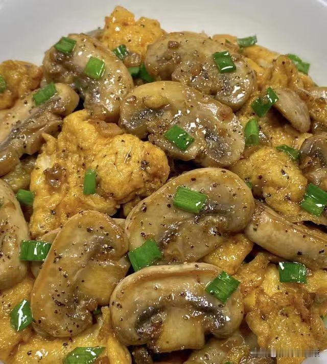 冬天补钙别只盯着牛肉牛奶！这3道家常菜，一通便、二降脂、三补钙强骨。①口蘑炒