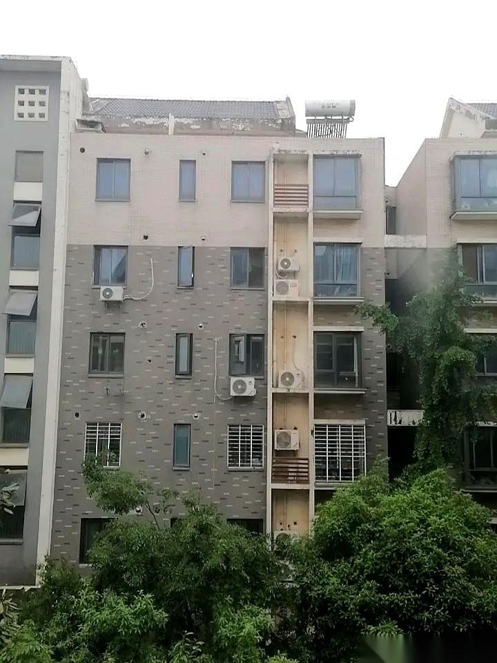 叮咚。手机屏幕亮了。又是那个熟悉的中介小伙。“哥，有个好盘，楼层好，带电梯，价