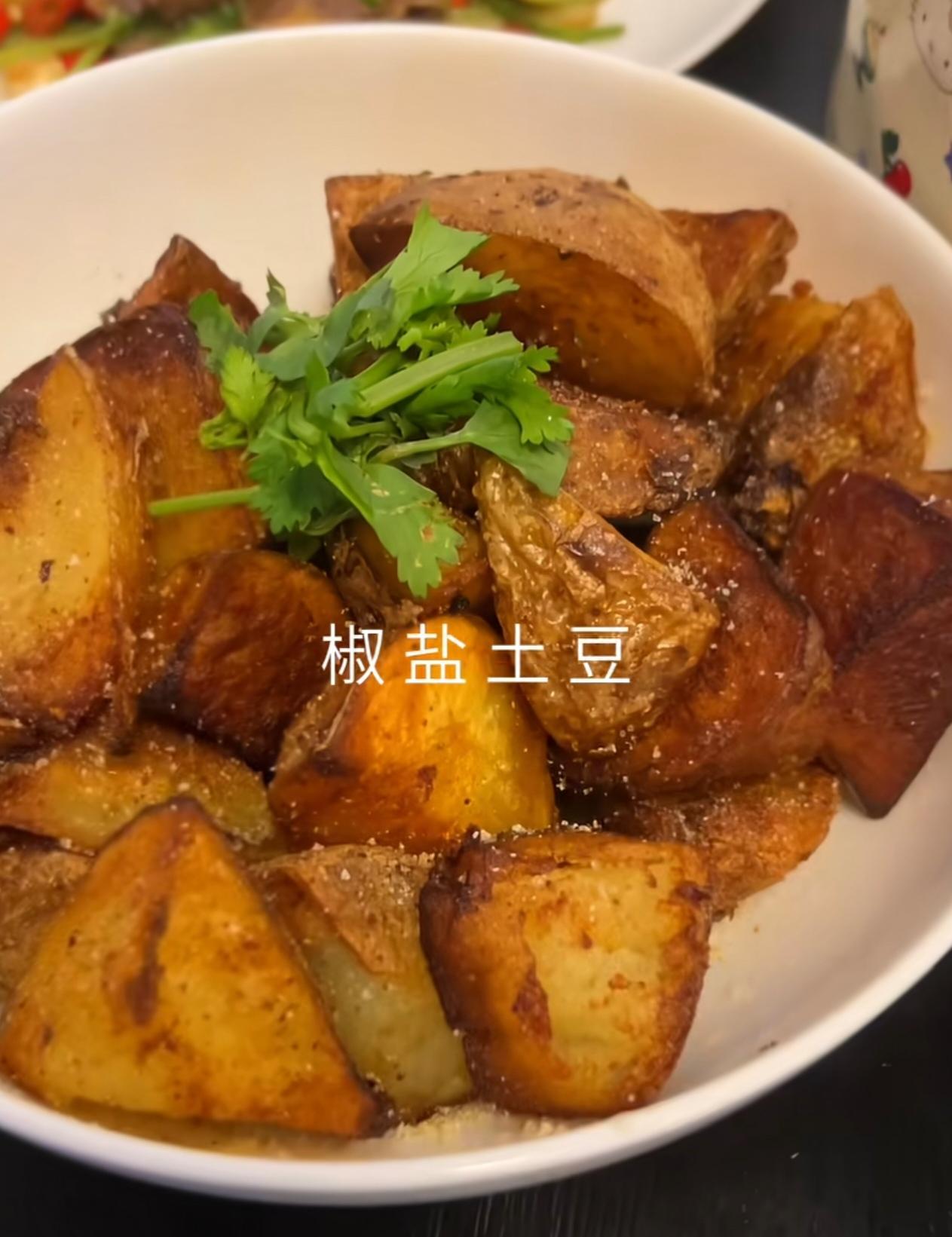 昨晚姐姐和外甥女来家吃饭，一桌家常菜全被夸。牛肉选里脊切片，加调料腌十分钟