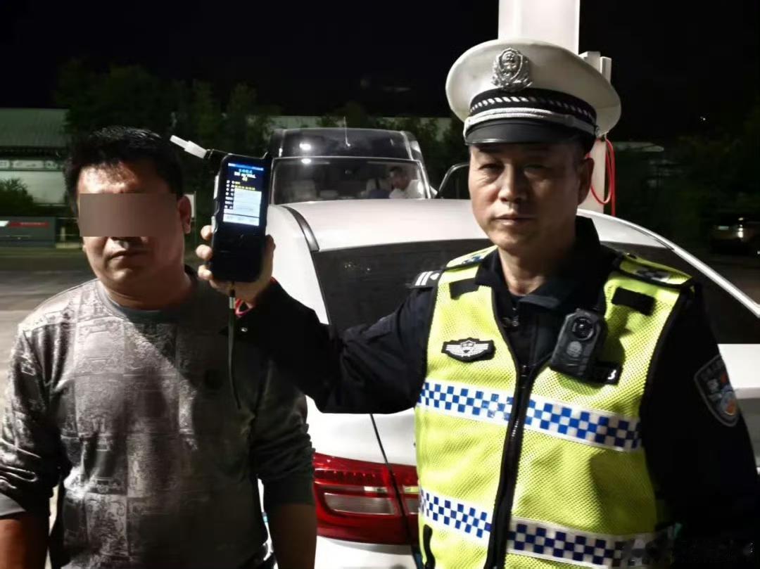 【网约车驾驶人酒后驾驶机动车交警：严查！！】4月1日晚，云南省大理市公安局交