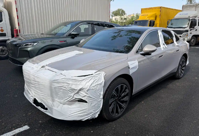 2026北京车展探馆：全新一代红旗H7现身将于车展首发亮相其外观依旧采用红旗家