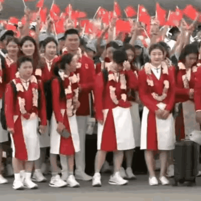 注意看陈梦，仪态多美啊！她身材比例也好，亭亭玉立，尽量站得直直的。她很守规矩，两