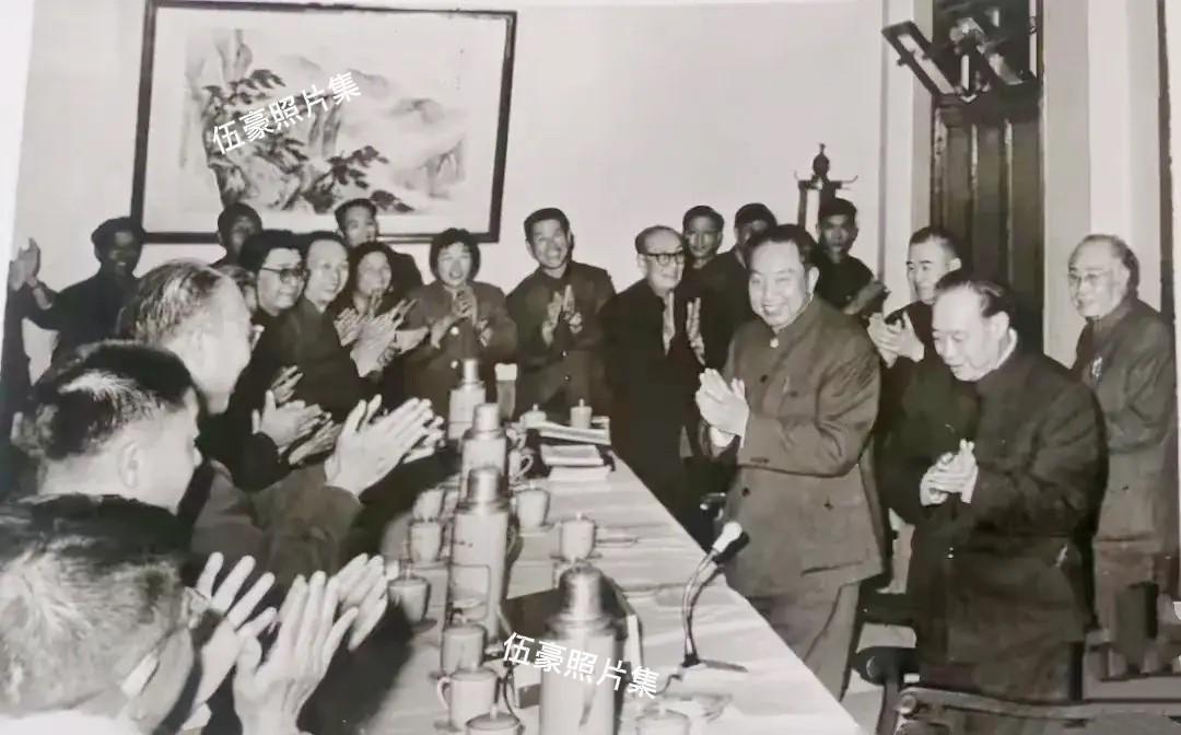 1978年3月，华国锋同志出席第五届全国人民代表大会小组分会时，受到与会代表的热