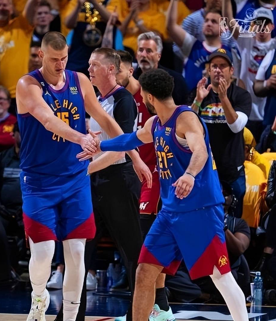 这场输了就体现出掘金一直以来的问题关键时刻只打穆约这套体系。今天这场就是最典