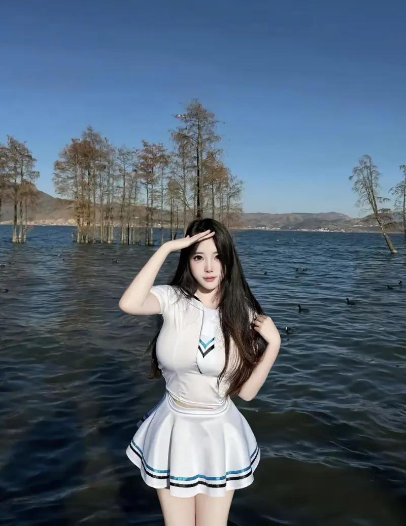 这张截图是知乎一则讲述网红小慧君构陷老板事件的回答，搭配的人物图正是当事人网红小