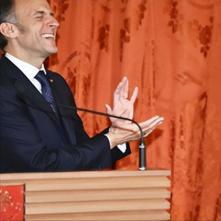 马克龙真是变色龙，前脚刚说要与日本联手对抗咱们，结果刚回国，后脚就表示自己并没有