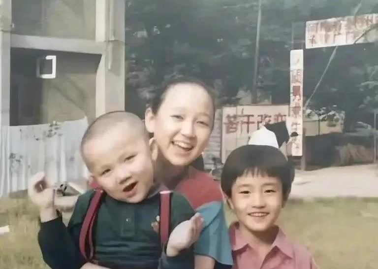 这是巴图的好友关凌和杨玏。关凌大家都熟悉，就是贾圆圆的扮演者。而关凌抱着的小男孩