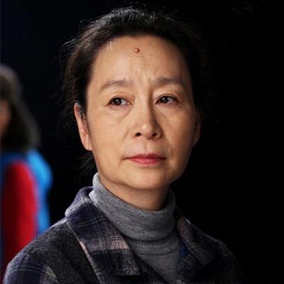 我猜的果然没错！奚美娟回应了！她说，戏演完就谢幕，生活那需要鼓掌！这