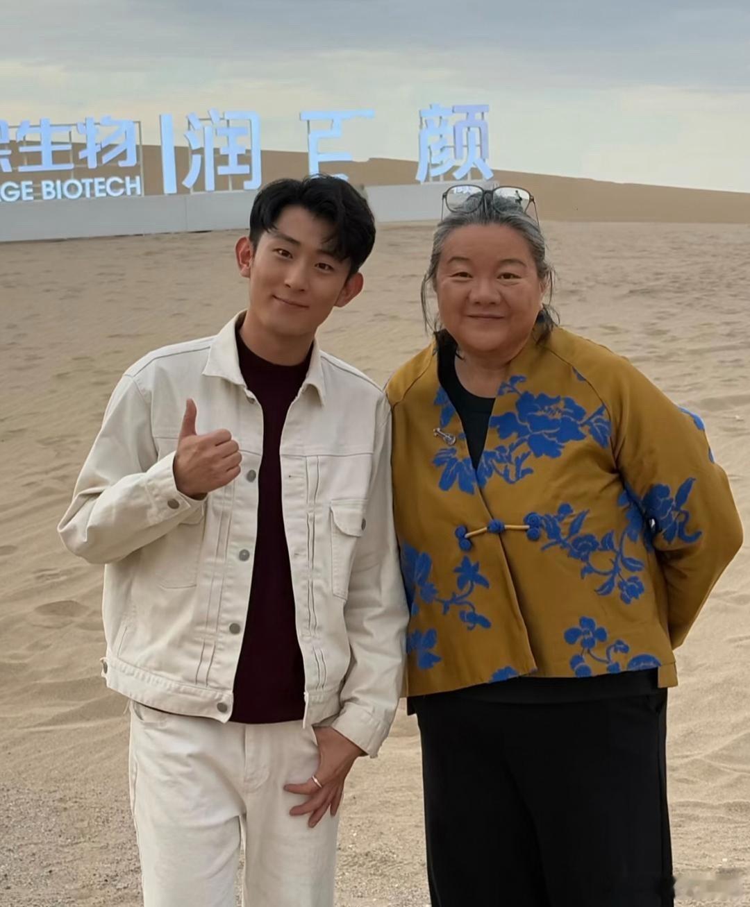 64岁洪晃（陈凯歌前妻）在敦煌莫高窟被偶遇，没想到现在的她，头发花白，面容沧桑，