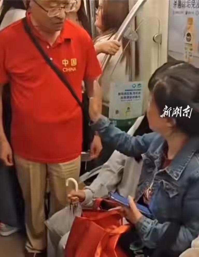 老人强拽女孩让座后续：真容曝光被网友声讨，目击者发声还原经过，成都地铁回应